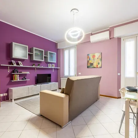 Guesthost - Station Colorful With Balcony X5 Apartmán *
