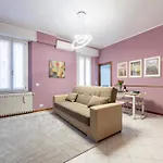 Guesthost - Station Colorful With Balcony X5 Apartment Parma