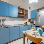 Guesthost - Station Colorful With Balcony X5 Apartment Parma