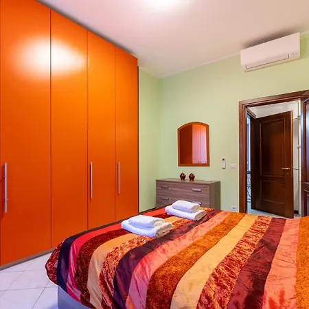 Guesthost - Station Colorful With Balcony X5 * Πάρμα
