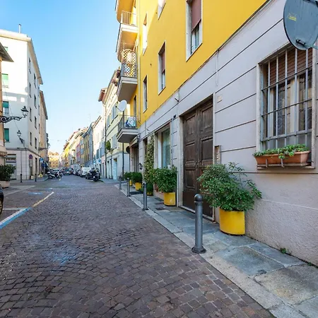 Guesthost - Station Colorful With Balcony X5 Apartment