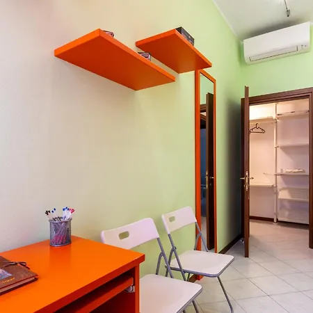 Station Colorful With Balcony X5 Appartement Parme