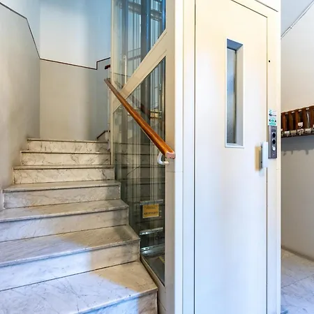 Guesthost - Station Colorful With Balcony X5 Apartment *