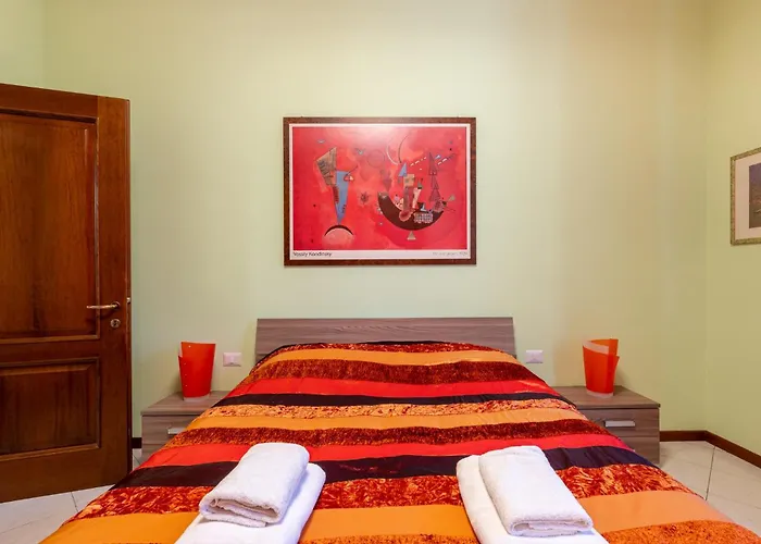 Guesthost - Station Colorful With Balcony X5 Apartment