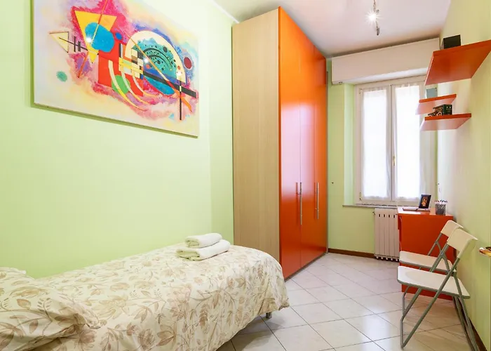 Guesthost - Station Colorful With Balcony X5 Apartment