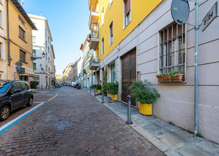Guesthost - Station Colorful With Balcony X5 Apartment